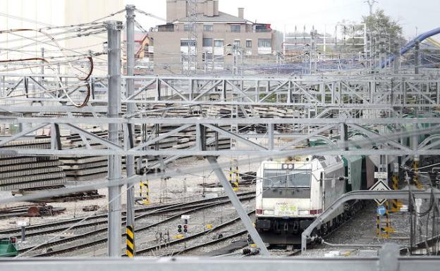 Estructura metálica que sujeta la catenaria en la estación de Venta de Baños, Palencia. 