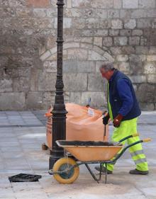 Imagen secundaria 2 - Aspecto del pasaje (arriba) y operarios haciendo los últimos retoques a la obra (abajo). 