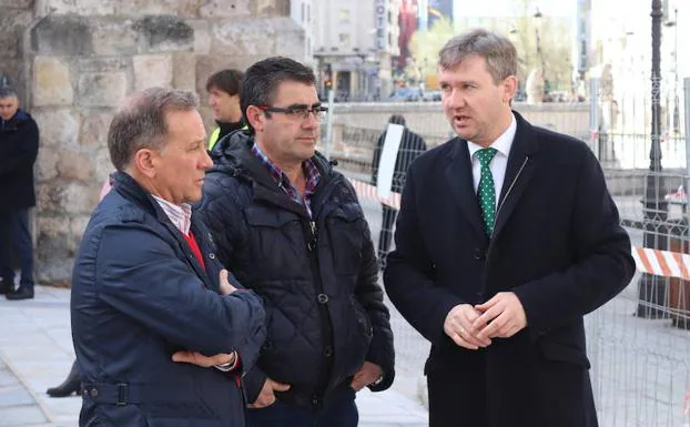 El alcalde de Burgos, Javier Lacalle (derecha), durante la visita de ayer a las obras del pasaje de San Lesmes.
