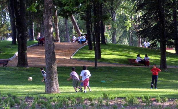 Niños jugando en el pàrque de Canterac.