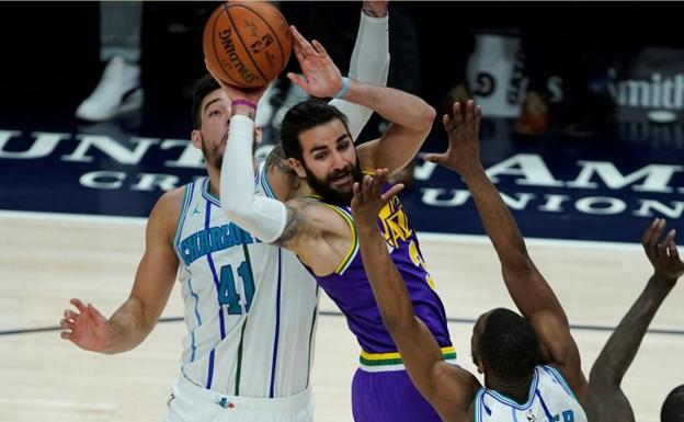 Willy Hernangómez detrás de Ricky Rubio. 