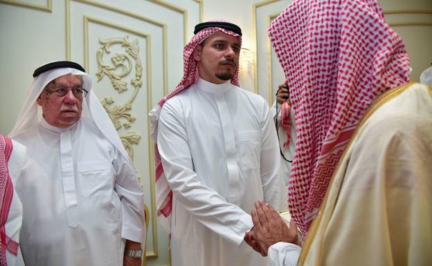 Salah Khashoggi, hijo del periodista saudita Jamal Khashoggi, recibe a los dolientes que ofrecen sus condolencias en Jeddah.