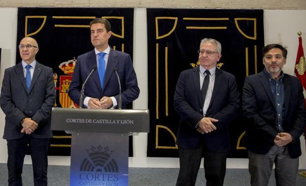 El presidente de las Cortes, Ángel Ibáñez (segundo por la izquierda), junto a los miembros de la Mesa Ramiro Ruiz Medrano, Óscar Reguera y Carlos Chávez, este martes durante la presetanción del balance de las Cortes