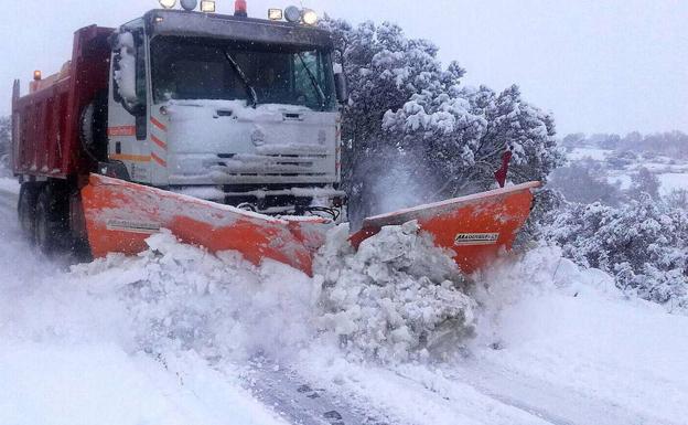 Un quitanieves despeja la carretera.