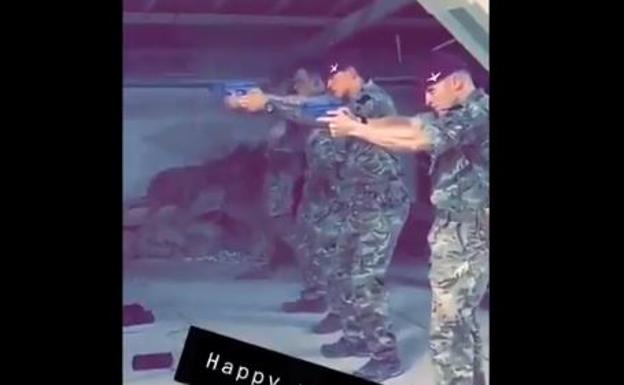 Captura del vídeo de los militares británicos disparando a una foto de Corbyn.