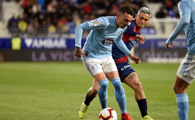 Iago Aspas (i) disputa un balón ante Ezequiel Ávila.