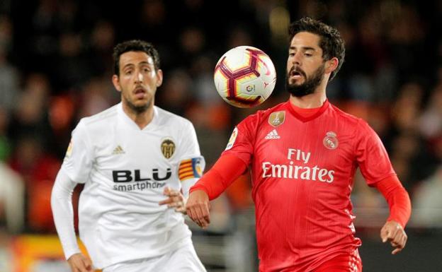 Isco, con Parejo detrá en Mestalla. 