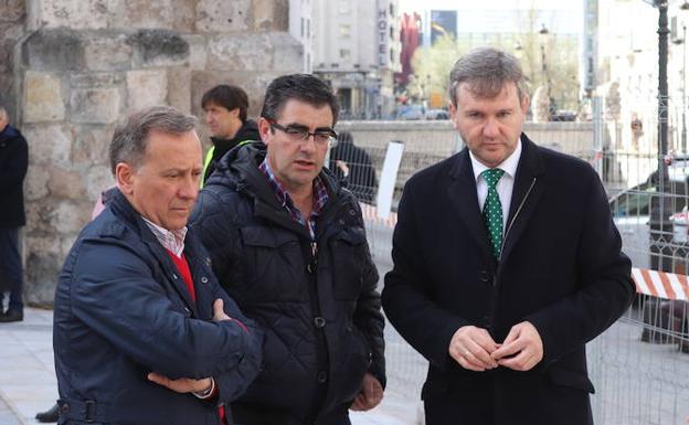 El alcalde de Burgos, Javier Lacalle (derecha), observa el desarrollo de las obras del pasaje de San Lesmes.