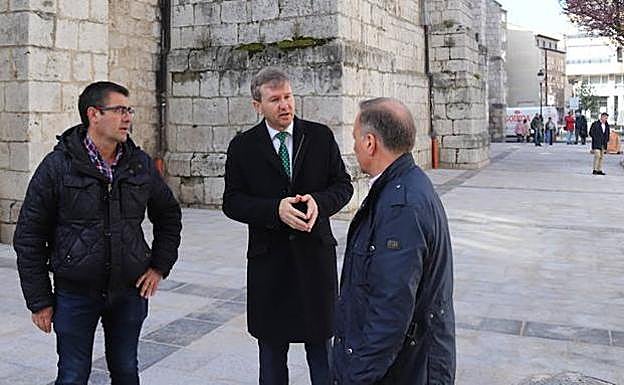 El alcalde de Burgos, Javier Lacalle (centro), durante su visita a las obras del pasaje de San Lesmes.