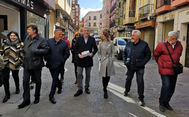 Garicano ha visitado Aranda acompañado de representantes del partido en Burgos. 