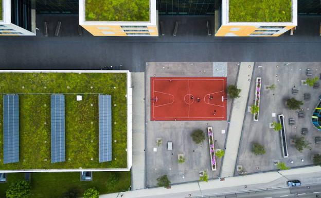 Placas solares instaladas en la terraza de un edificio de viviendas. 