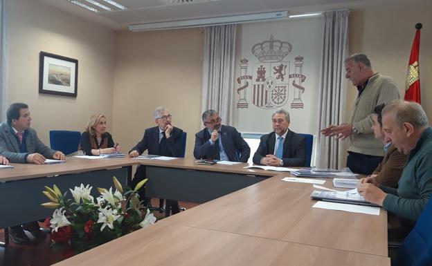 Reunión de las instuciones que han acudido al acto de entrega de los informes. 