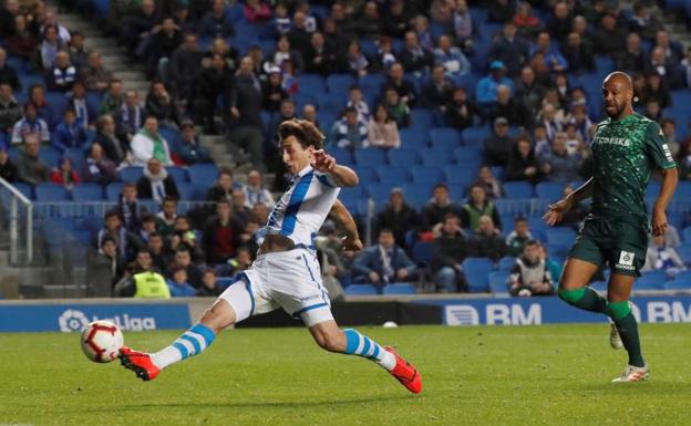 Oyarzabal marca el gol del triunfo de la Real Sociedad ante el Betis. 