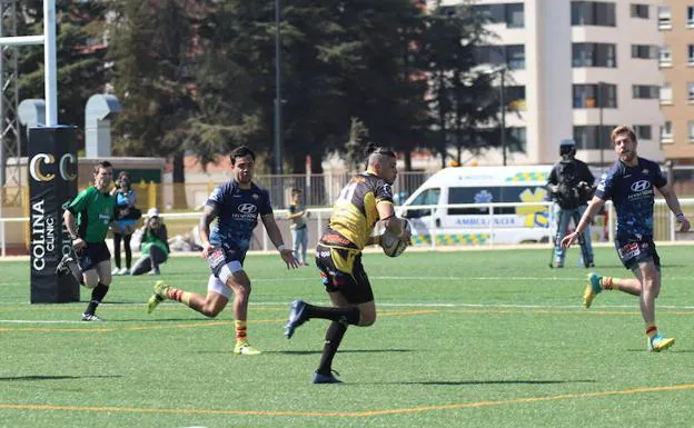 Santiago Salas lleva el balón durante el partido que enfrentó al UBU Colina Clinic contra la Santboiana en San Amaro.