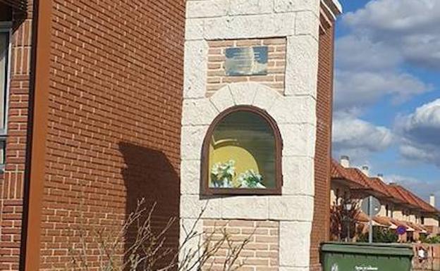 La hornacina de la Virgen de la Milagrosa de Viana, situada junto al paso a nivel, vacía tras el robo del pasado miércoles. 