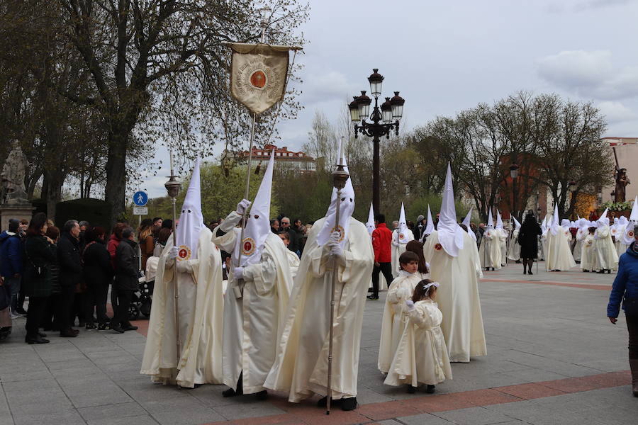 Burgos ha vivido esta tarde una procesión diferente. Ha sido un desfile religioso 'al uso' como los que se verán a partir del Viernes de Dolores por las calles de la capital del Arlanzón, pero con un objetivo que lo ha hecho muy especial: celebrar los 75 años de la fundación de la Real Hermandad de la Sangre del Santísimo Cristo de Burgos y Nuestra Señora de los Dolores, de la Cofradía de Nuestra Señora de la Soledad y Santiago y de la rama penitencial de la Ilustre Archicofradía del Santísimo Sacramento y de Jesús con la Cruz a cuestas.