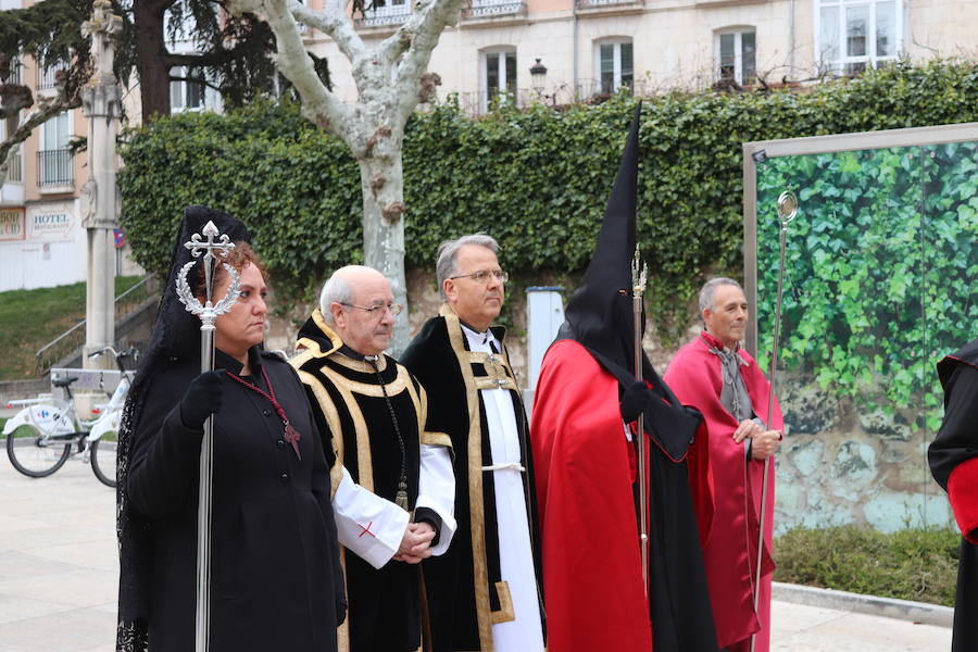 Burgos ha vivido esta tarde una procesión diferente. Ha sido un desfile religioso 'al uso' como los que se verán a partir del Viernes de Dolores por las calles de la capital del Arlanzón, pero con un objetivo que lo ha hecho muy especial: celebrar los 75 años de la fundación de la Real Hermandad de la Sangre del Santísimo Cristo de Burgos y Nuestra Señora de los Dolores, de la Cofradía de Nuestra Señora de la Soledad y Santiago y de la rama penitencial de la Ilustre Archicofradía del Santísimo Sacramento y de Jesús con la Cruz a cuestas.