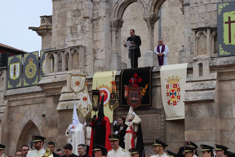 Burgos ha vivido esta tarde una procesión diferente. Ha sido un desfile religioso 'al uso' como los que se verán a partir del Viernes de Dolores por las calles de la capital del Arlanzón, pero con un objetivo que lo ha hecho muy especial: celebrar los 75 años de la fundación de la Real Hermandad de la Sangre del Santísimo Cristo de Burgos y Nuestra Señora de los Dolores, de la Cofradía de Nuestra Señora de la Soledad y Santiago y de la rama penitencial de la Ilustre Archicofradía del Santísimo Sacramento y de Jesús con la Cruz a cuestas.