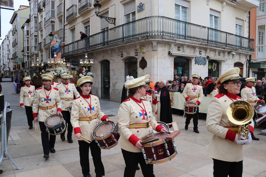 Burgos ha vivido esta tarde una procesión diferente. Ha sido un desfile religioso 'al uso' como los que se verán a partir del Viernes de Dolores por las calles de la capital del Arlanzón, pero con un objetivo que lo ha hecho muy especial: celebrar los 75 años de la fundación de la Real Hermandad de la Sangre del Santísimo Cristo de Burgos y Nuestra Señora de los Dolores, de la Cofradía de Nuestra Señora de la Soledad y Santiago y de la rama penitencial de la Ilustre Archicofradía del Santísimo Sacramento y de Jesús con la Cruz a cuestas.