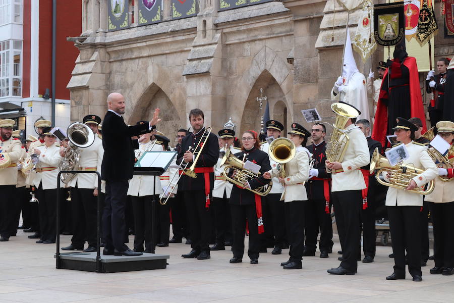 Burgos ha vivido esta tarde una procesión diferente. Ha sido un desfile religioso 'al uso' como los que se verán a partir del Viernes de Dolores por las calles de la capital del Arlanzón, pero con un objetivo que lo ha hecho muy especial: celebrar los 75 años de la fundación de la Real Hermandad de la Sangre del Santísimo Cristo de Burgos y Nuestra Señora de los Dolores, de la Cofradía de Nuestra Señora de la Soledad y Santiago y de la rama penitencial de la Ilustre Archicofradía del Santísimo Sacramento y de Jesús con la Cruz a cuestas.