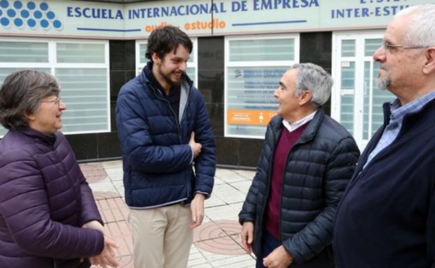 Pedro, junto al director del centro de estudios, Carlos Valentín (2D), y sus padres, Soledad y Rafael.