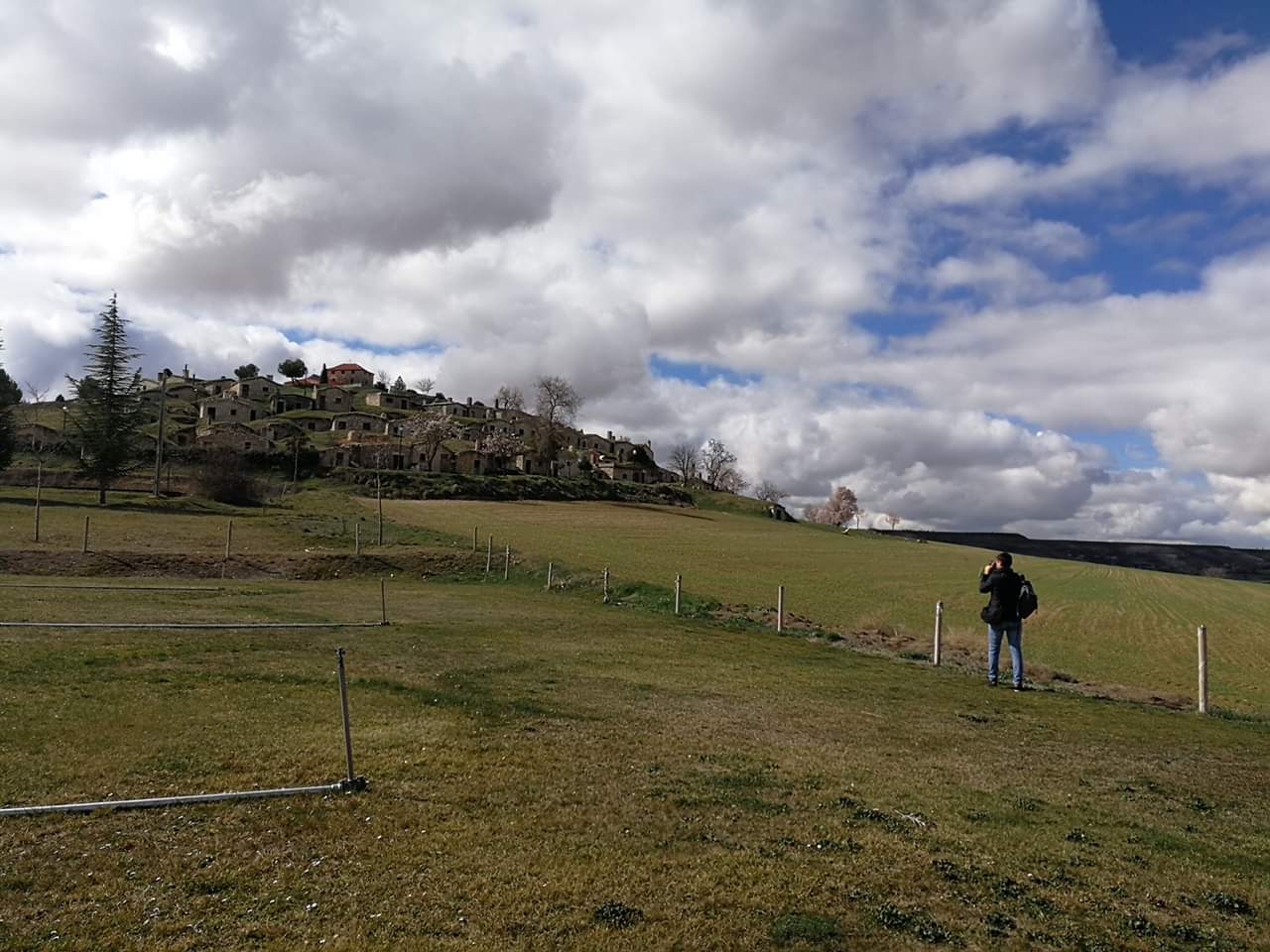 Un enoturismo sostenible y cuyos fondos repercutan en la puesta en valor de este patrimonio relacionado con la cultura del vino. Ese es el objetivo que busca el Ayuntamiento de Moradillo de roa (Burgos) con su barrio de bodegas y lagares tradicionales de 'El Cotarro'.