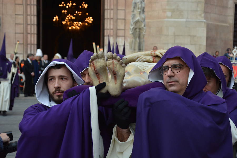 La hermandad del Santo Sepulcro de la ciudad de Burgos únicamente desfila el Viernes Santo, aunque lo hace en dos ocasiones. La primera, desde la capilla del Espíritu Santo de la catedral hasta la plaza de Santa María y la segunda, junto al resto de agrupaciones religiosas en la procesión del Santo Entierro