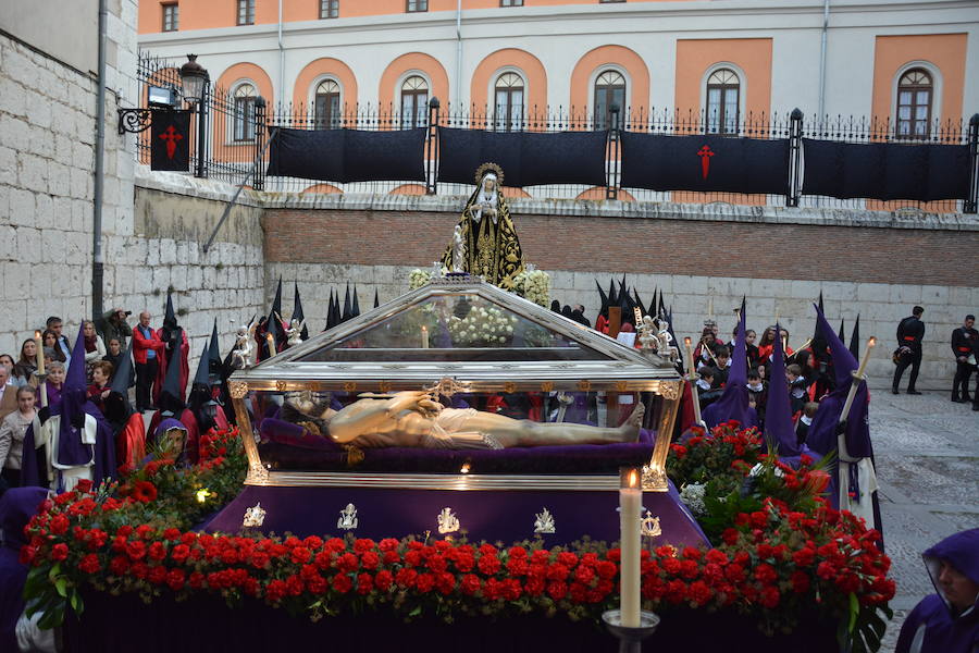 La hermandad del Santo Sepulcro de la ciudad de Burgos únicamente desfila el Viernes Santo, aunque lo hace en dos ocasiones. La primera, desde la capilla del Espíritu Santo de la catedral hasta la plaza de Santa María y la segunda, junto al resto de agrupaciones religiosas en la procesión del Santo Entierro