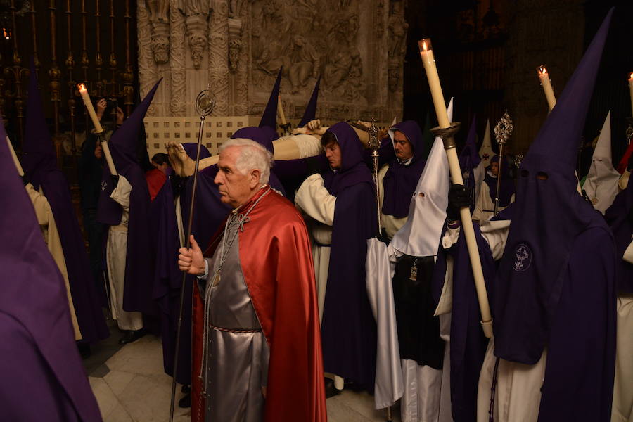 La hermandad del Santo Sepulcro de la ciudad de Burgos únicamente desfila el Viernes Santo, aunque lo hace en dos ocasiones. La primera, desde la capilla del Espíritu Santo de la catedral hasta la plaza de Santa María y la segunda, junto al resto de agrupaciones religiosas en la procesión del Santo Entierro