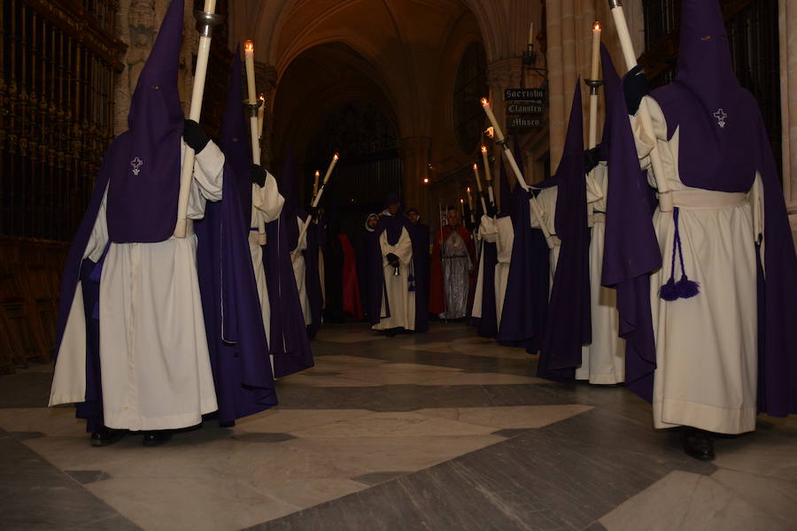 La hermandad del Santo Sepulcro de la ciudad de Burgos únicamente desfila el Viernes Santo, aunque lo hace en dos ocasiones. La primera, desde la capilla del Espíritu Santo de la catedral hasta la plaza de Santa María y la segunda, junto al resto de agrupaciones religiosas en la procesión del Santo Entierro