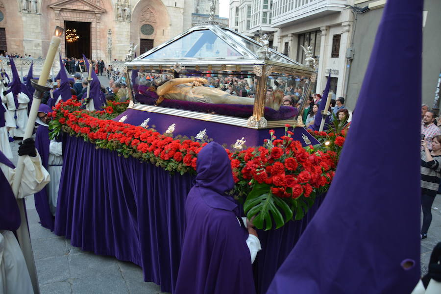 La hermandad del Santo Sepulcro de la ciudad de Burgos únicamente desfila el Viernes Santo, aunque lo hace en dos ocasiones. La primera, desde la capilla del Espíritu Santo de la catedral hasta la plaza de Santa María y la segunda, junto al resto de agrupaciones religiosas en la procesión del Santo Entierro