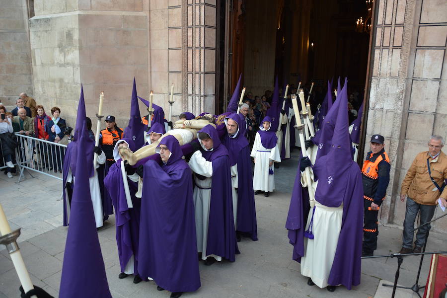 La hermandad del Santo Sepulcro de la ciudad de Burgos únicamente desfila el Viernes Santo, aunque lo hace en dos ocasiones. La primera, desde la capilla del Espíritu Santo de la catedral hasta la plaza de Santa María y la segunda, junto al resto de agrupaciones religiosas en la procesión del Santo Entierro