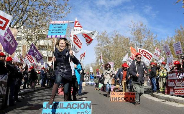 Protesta de los empleados públicos frente a la sede de la Junta