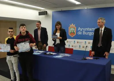 Imagen secundaria 1 - Los ganadores del concurso de tapas, con su diploma acreditativo.