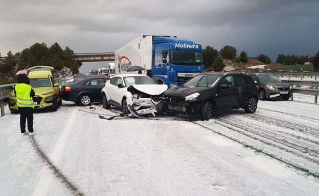 En el accidente se vieron involucrados una decena de vehículos. 