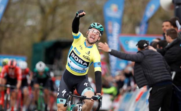 Maximilian Schachmann celebra su triunfo de etapa en la Vuelta al País Vasco.