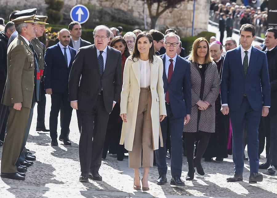 'Angeli' ya está en marcha en Lerma. La Reina Doña Letizia ha inaugurado esta mañana la XXIV exposición de Las Edades del Hombre, 'Angeli', un referente nacional e internacional y uno de los proyectos culturales, patrimoniales y turísticos más emblemáticos de la Comunidad. En esta ocasión, la exposición se acerca a la Villa Ducal, catalogada como uno de los pueblos más bonitos de España, y convertirá a la comarca del Arlanza en un referente cultural y turístico internacional.