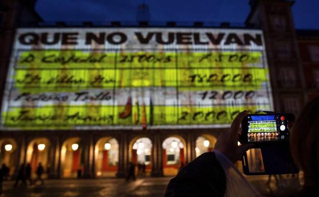 La fachada de la Casa de la Panadería de la plaza Mayor de Madrid iluminada con los 'papeles de Bárcenas'. 