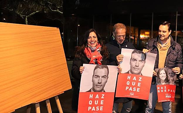Los candidatos socialista con los carteles de la campaña. 
