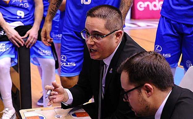 Los jugadores atienden las explicaciones de 'Epi' durante el tiempo muerto de un partido. 