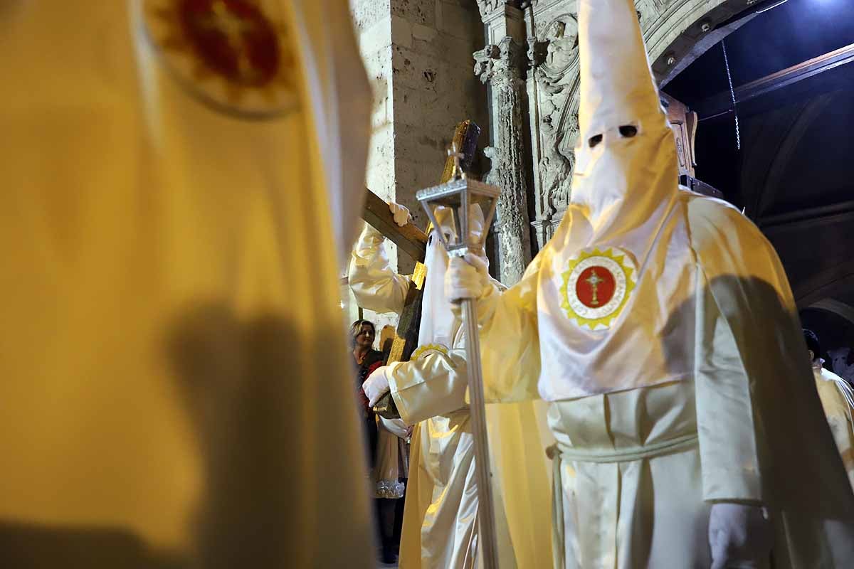 Mujeres de distintas cofradías burgalesas han portado la imagen de la Virgen de las Angustias por el centro de Burgos en el Sábado de Pasión.