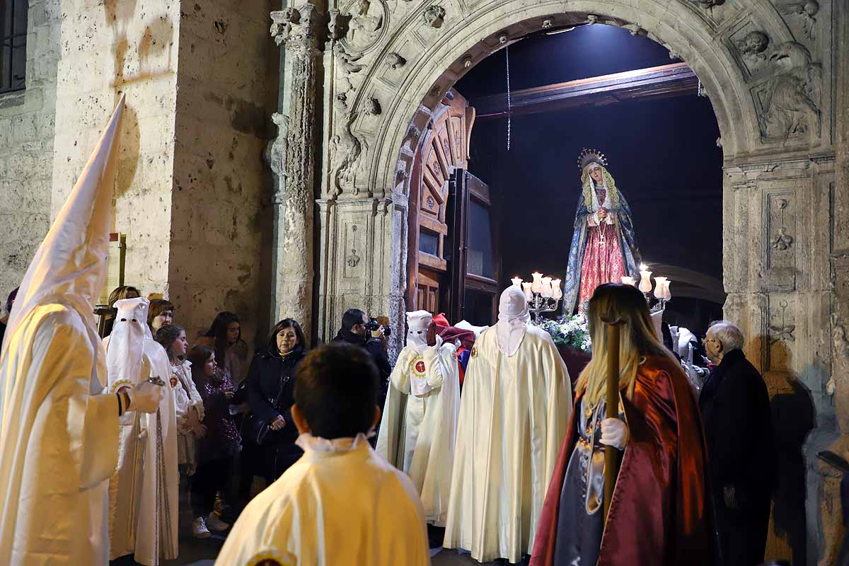 Mujeres de distintas cofradías burgalesas han portado la imagen de la Virgen de las Angustias por el centro de Burgos en el Sábado de Pasión.