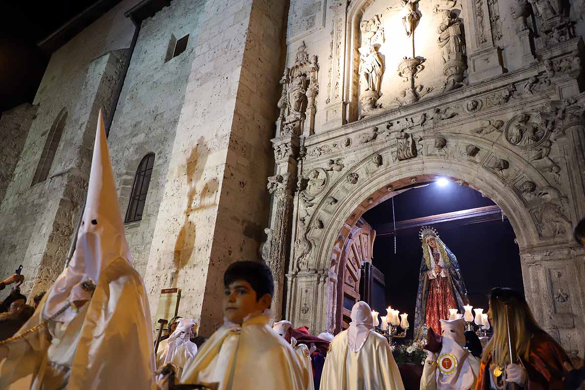 Mujeres de distintas cofradías burgalesas han portado la imagen de la Virgen de las Angustias por el centro de Burgos en el Sábado de Pasión.