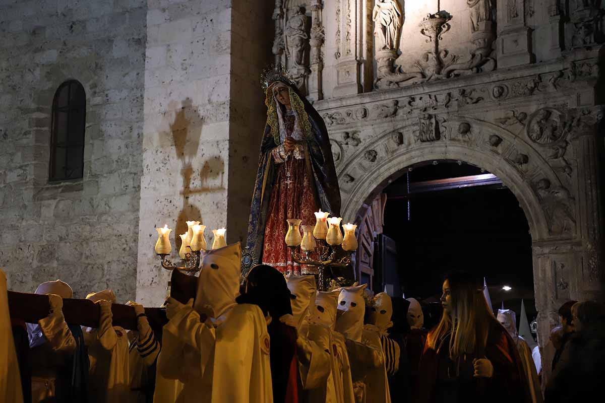 Mujeres de distintas cofradías burgalesas han portado la imagen de la Virgen de las Angustias por el centro de Burgos en el Sábado de Pasión.