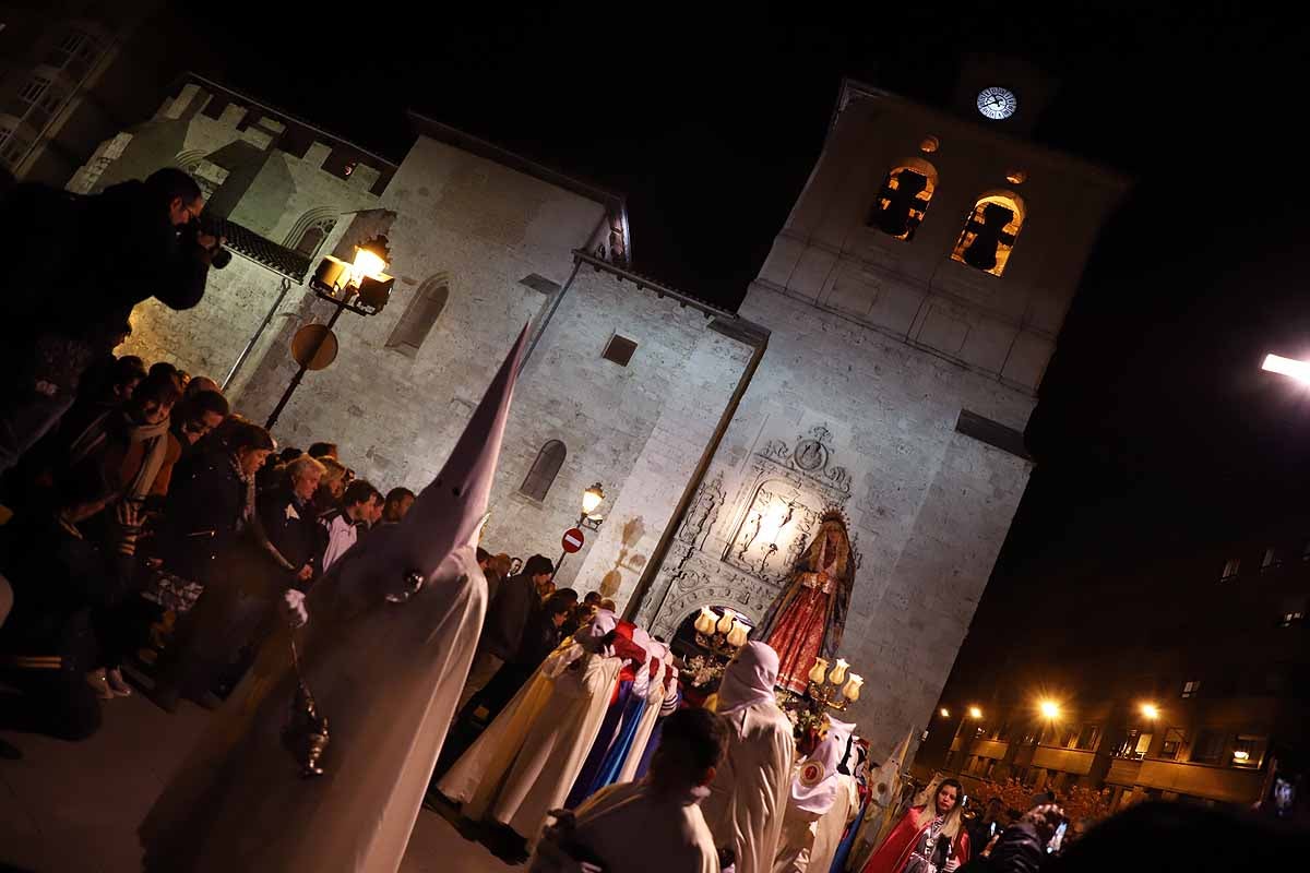 Mujeres de distintas cofradías burgalesas han portado la imagen de la Virgen de las Angustias por el centro de Burgos en el Sábado de Pasión.