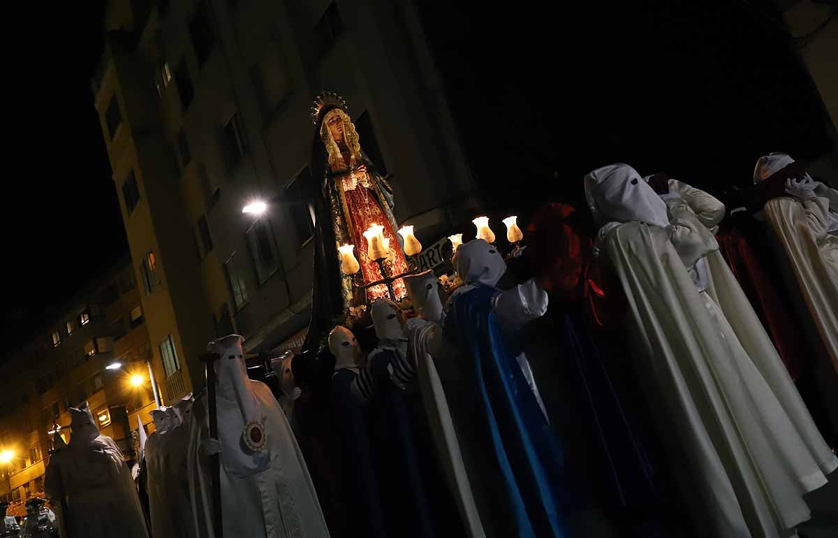 Mujeres de distintas cofradías burgalesas han portado la imagen de la Virgen de las Angustias por el centro de Burgos en el Sábado de Pasión.