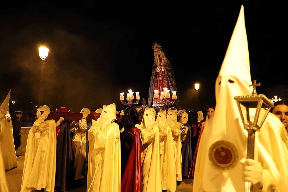 Mujeres de distintas cofradías burgalesas han portado la imagen de la Virgen de las Angustias por el centro de Burgos en el Sábado de Pasión.