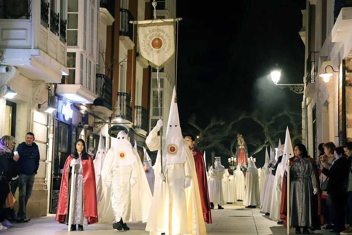 Mujeres de distintas cofradías burgalesas han portado la imagen de la Virgen de las Angustias por el centro de Burgos en el Sábado de Pasión.