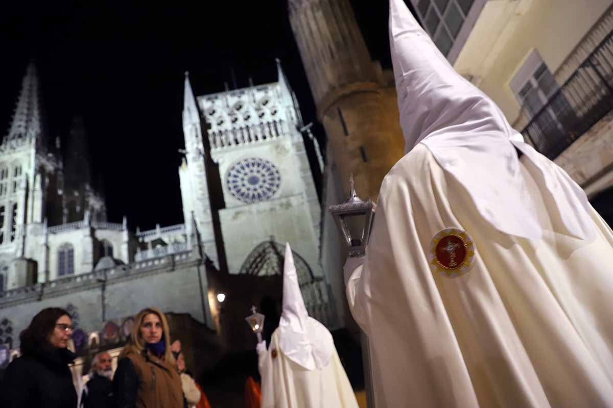 Mujeres de distintas cofradías burgalesas han portado la imagen de la Virgen de las Angustias por el centro de Burgos en el Sábado de Pasión.