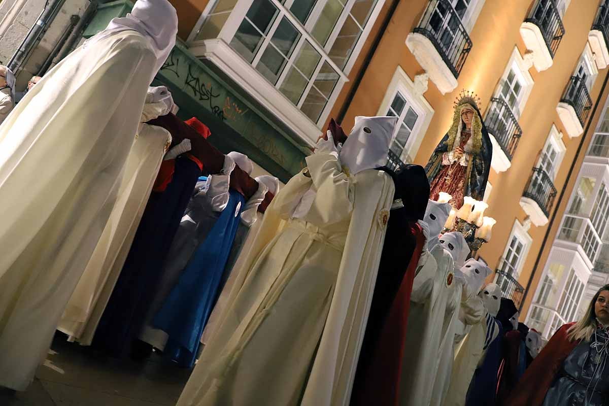 Mujeres de distintas cofradías burgalesas han portado la imagen de la Virgen de las Angustias por el centro de Burgos en el Sábado de Pasión.